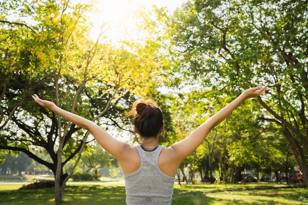Mujer estirándose al aire libre