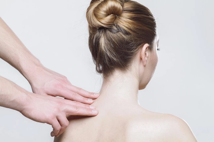 Sesión de fisioterapia y masaje terapéutico
